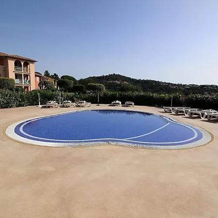 Avec Piscine - *